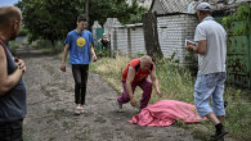 Un tată își plânge fiul omorât de o bombă cu fragmentație în Lisiceansk Foto: Profimedia Images | Poza 5 din 14