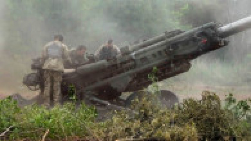 Soldați ucraineni se pregătesc să tragă cu un howitzer M777 furnizat de americani Foto: Profimedia Images | Poza 3 din 14