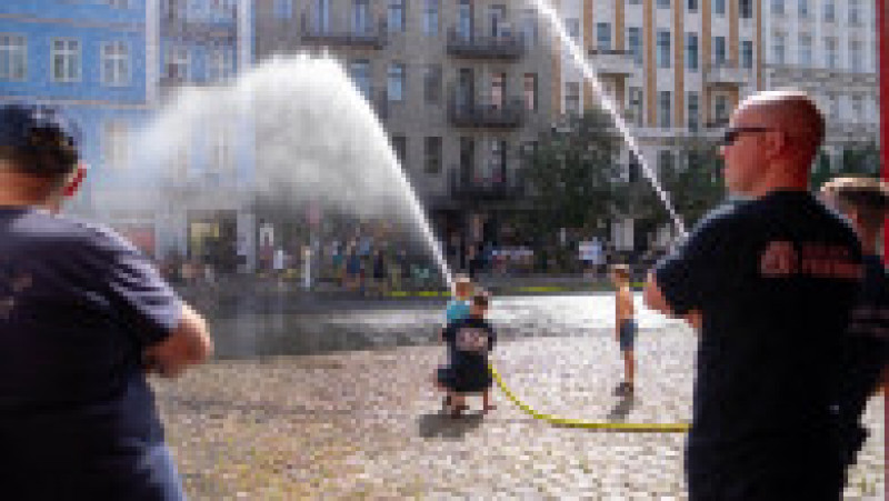 Pompierii din Berlin au sarcina să răcorească străzile Foto: Profimedia Images | Poza 17 din 27