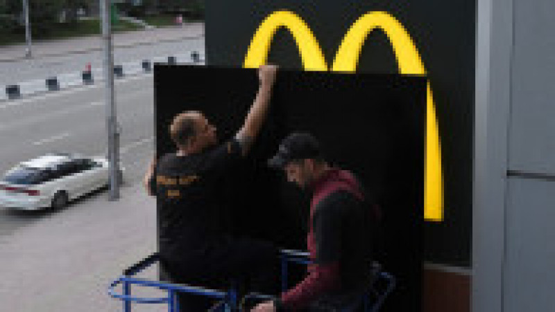 Noii proprietari nu vor putea folosi numele McDonald’s, logoul, brandul și meniul. Aceasta duce la îngrijorările unora că va avea de suferit calitatea produselor. Foto: Profimedia Images | Poza 6 din 9