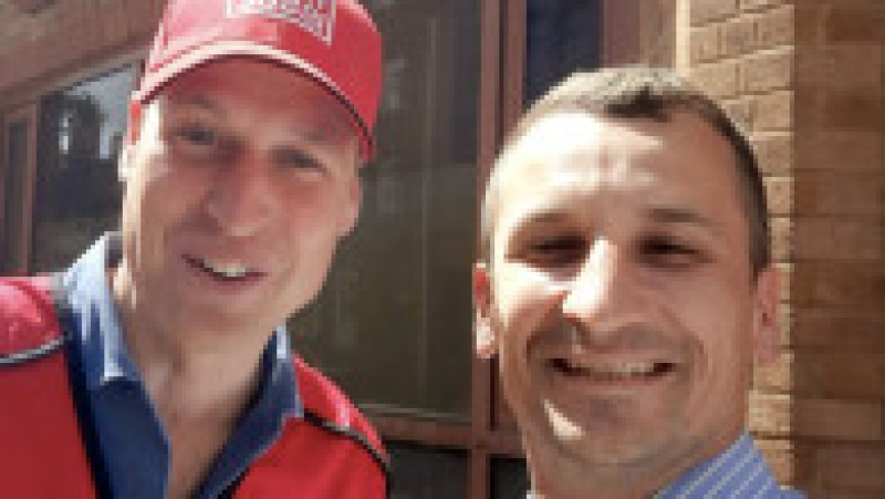  Prințul William a fost văzut săptămâna aceasta pe străzile Londrei, vânzând revista Big Issue. Foto: Profimedia | Poza 3 din 5