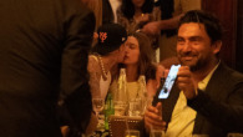 Justin Bieber și Hailey Bieber se sărută în timp ce iau cina într-un restaurant din New York. Fotografie din 4 iunie 2022 Foto: Profimedia Images | Poza 7 din 11