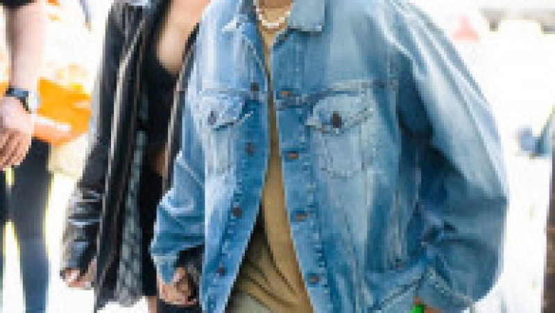 Justin Bieber și soția lui, fotomodelul Hailey Bieber, surprinși la 4 iunie 2022, în timp ce se îndreaptă către un restaurant din New York Foto: Profimedia Images | Poza 4 din 11
