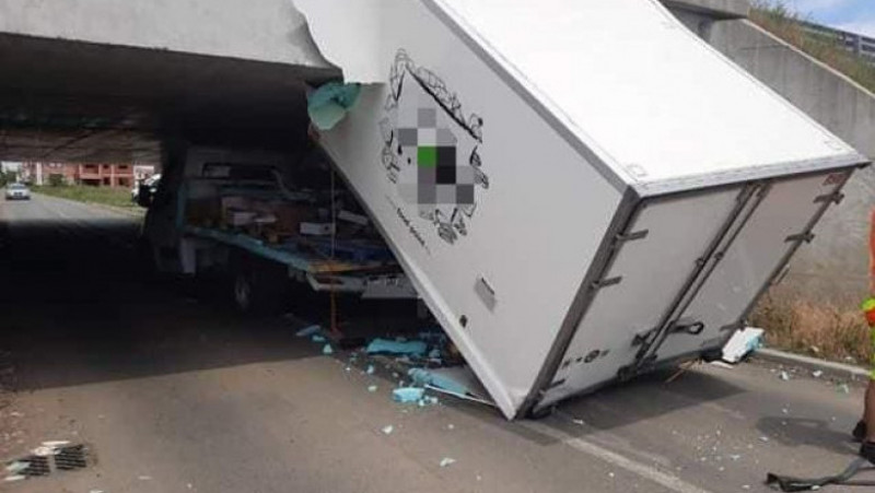 Un șofer a rămas blocat cu duba sub un pasaj de pe autostradă în Arad. Foto: aradon.ro