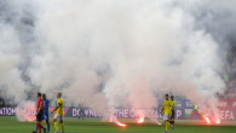 Meciul a fost întrerupt în minutul 24 din cauza torțelor aruncate de suporteri Foto: Inquam Photos / Octav Ganea | Poza 2 din 13