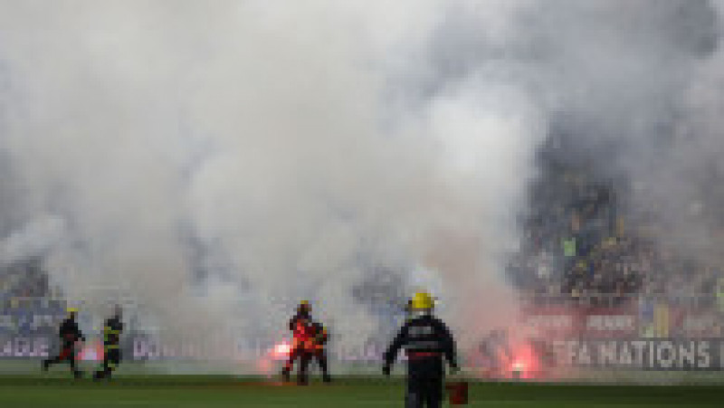 Suporterii au aruncat cu torțe în teren Foto: Inquam Photos / Octav Ganea | Poza 1 din 13