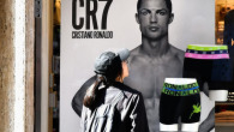 Reclamă cu Cristiano Ronaldo afișată într-un magazin din Roma Foto: Profimedia Images | Poza 4 din 11