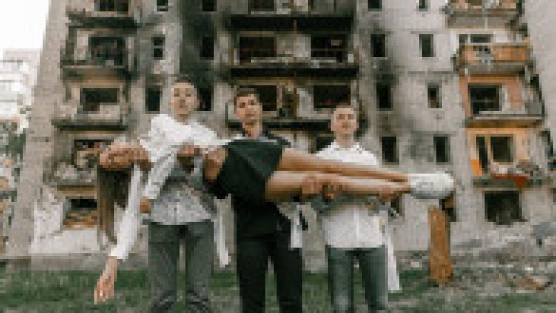 Absolvenții de la o școală din Cernihiv au impresionat o lume întreagă cu pozele pe care le-au făcut la final de an. FOTO: Twitter | Poza 4 din 7