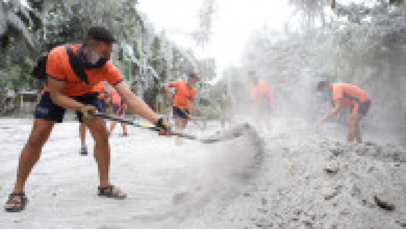 Un vulcan a erupt în estul Filipinelor, acoperind un oraș cu un strat de cenușă pentru a doua oară într-o săptămână. FOTO: Profimedia Images | Poza 13 din 13