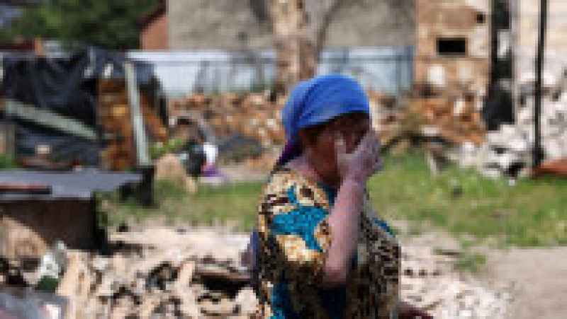 O femeie plânge în fața casei ei, distruse de atacurile rusești, în apropiere de Kiev. . Foto: Profimedia | Poza 7 din 8