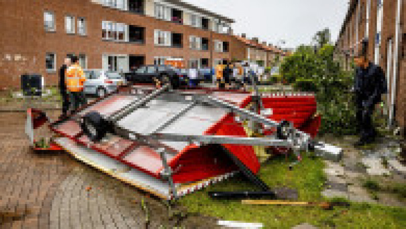  O tornadă a ucis cel puţin o persoană şi a rănit alte 10 în oraşul de coastă Zierikzee din sud-vestul Olandei. Foto: Profimedia Images | Poza 3 din 10