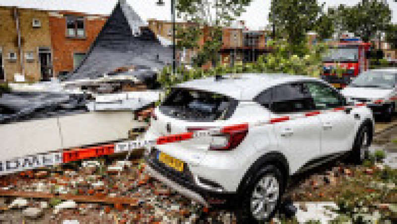  O tornadă a ucis cel puţin o persoană şi a rănit alte 10 în oraşul de coastă Zierikzee din sud-vestul Olandei. Foto: Profimedia Images | Poza 6 din 10