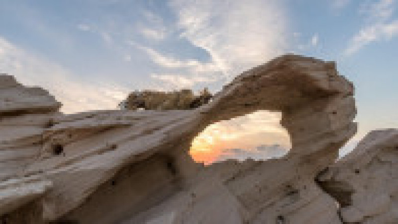 În deșertul Al Wathba din Abu Dhabi, dunele fosilizate, vechi de 150.000 de ani, au devenit o atracție turistică. Foto: Profimedia | Poza 7 din 11