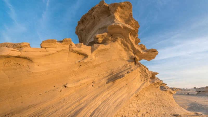 În deșertul Al Wathba din Abu Dhabi, dunele fosilizate, vechi de 150.000 de ani, au devenit o atracție turistică. Foto: Profimedia