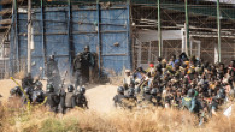 Mii de migranți au luat cu asalt intrarea în enclava spaniolă Melilla din Maroc. Foto: Profimedia | Poza 14 din 16