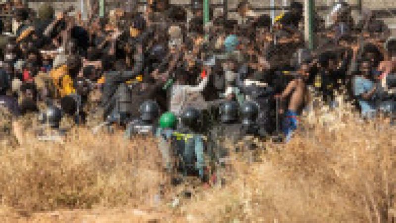 Mii de migranți au luat cu asalt intrarea în enclava spaniolă Melilla din Maroc. Foto: Profimedia | Poza 5 din 16
