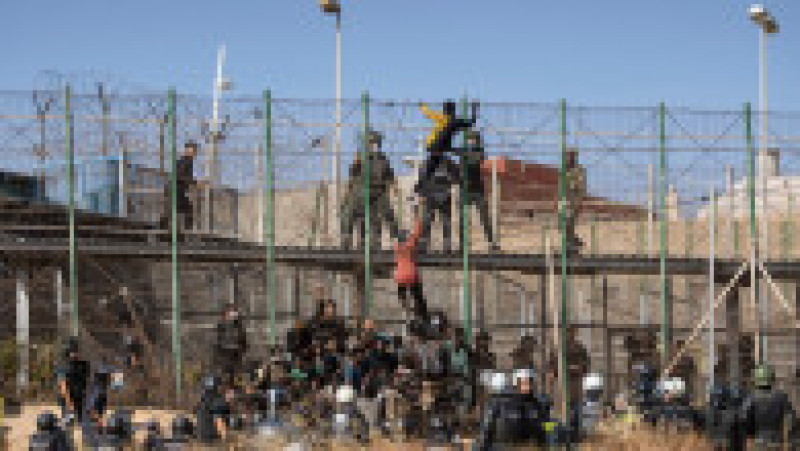 Mii de migranți au luat cu asalt intrarea în enclava spaniolă Melilla din Maroc. Foto: Profimedia | Poza 7 din 16