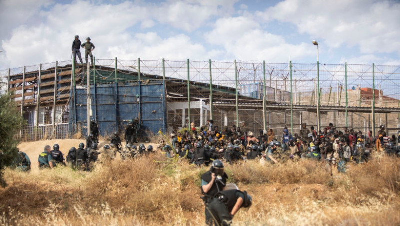 Mii de migranți au luat cu asalt intrarea în enclava spaniolă Melilla din Maroc. Foto: Profimedia