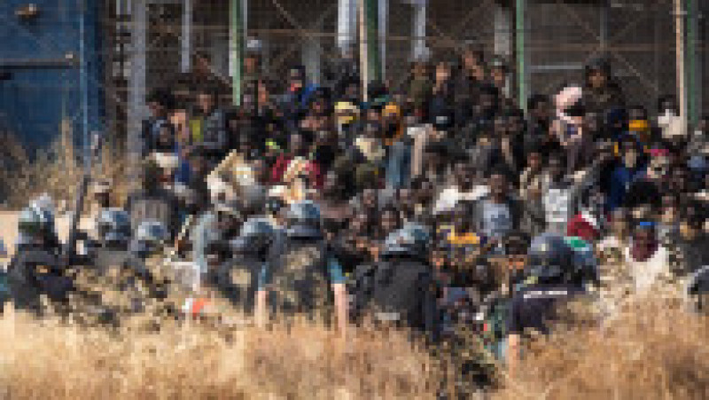 Mii de migranți au luat cu asalt intrarea în enclava spaniolă Melilla din Maroc. Foto: Profimedia | Poza 9 din 13
