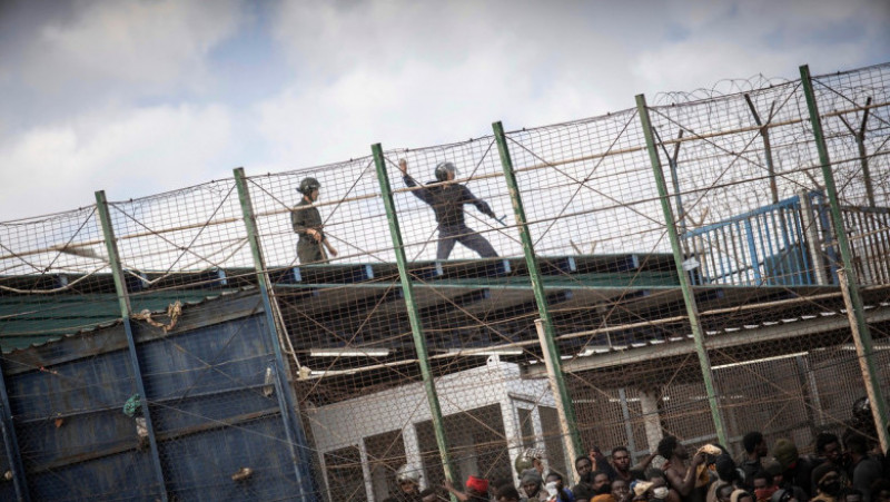 Mii de migranți au luat cu asalt intrarea în enclava spaniolă Melilla din Maroc. Foto: Profimedia