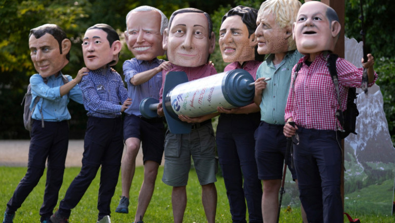 Activiștii Oxfam au protest sâmbătă dimineață la Munchen, purtând capete supradimensionate ale liderilor G7. Foto: Profimedia Images