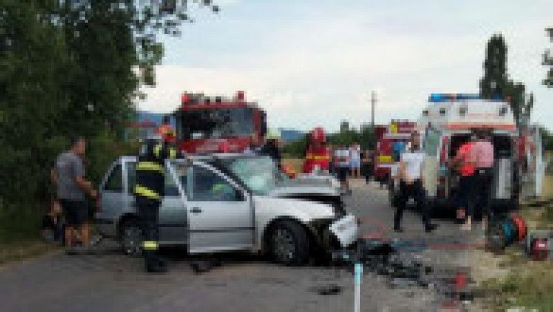 Opt persoane, între care cinci minori, rănite într-un accident, în apropiere de Haţeg. Foto: ISU Hunedoara | Poza 5 din 5