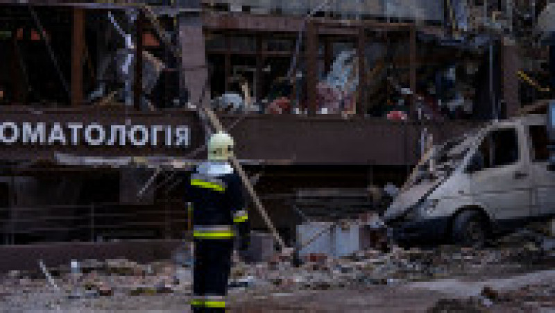 Imagini cu dezastrul lăsat în urmă de loviturile de duminică dimineaţă ale Rusiei asupra Kievului. Foto: Profimedia Images | Poza 2 din 10