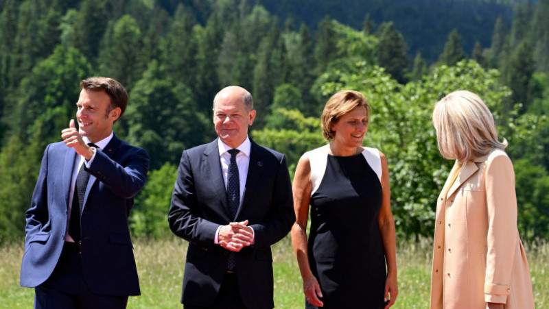 Olaf Scholz îl primește la G7 pe Emmanuel Macron. Foto: Profimedia Images
