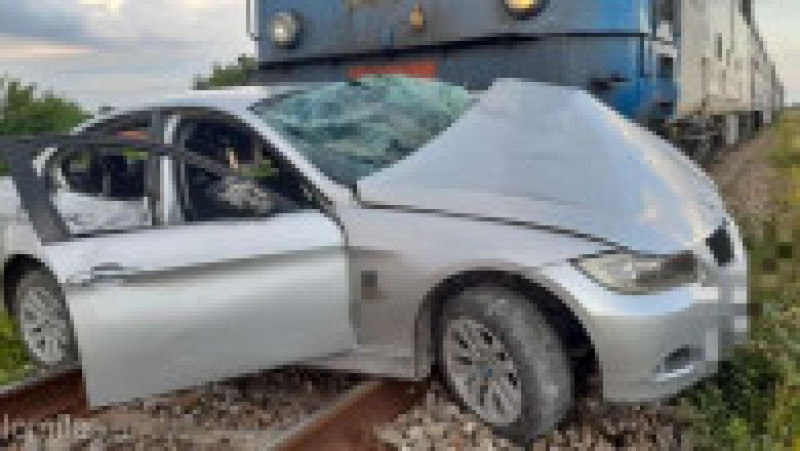 Un accident feroviar a avut loc în localitatea Alexeni, două persoane fiind rănite, una dintre ele aflându-se în stare gravă. Foto: ISU Ialomița | Poza 3 din 3