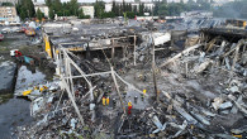 Imaginile dezastrului, după ce rușii au bombardat un mall și au omorât cel puțin 18 oameni. FOTO: Profimedia Images | Poza 6 din 7
