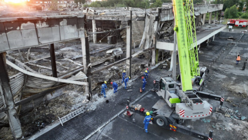Imaginile dezastrului, după ce rușii au bombardat un mall și au omorât cel puțin 18 oameni. FOTO: Profimedia Images