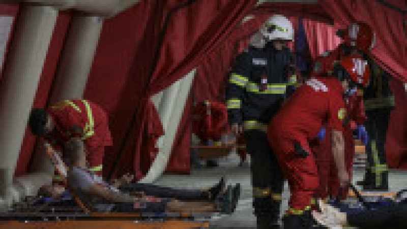 Pompierii din Capitală au simulat o catastrofă la metrou. Au aplicat planul roșu și au avut de salvat 300 de pasageri. FOTO: INQUAM PHOTOS -Octav Ganea | Poza 7 din 8