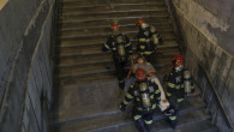 Pompierii din Capitală au simulat o catastrofă la metrou. Au aplicat planul roșu și au avut de salvat 300 de pasageri. FOTO: INQUAM PHOTOS -Octav Ganea | Poza 2 din 8