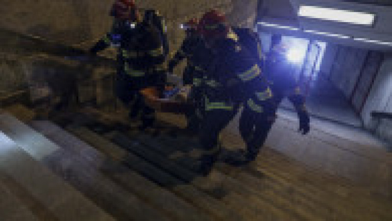 Pompierii din Capitală au simulat o catastrofă la metrou. Au aplicat planul roșu și au avut de salvat 300 de pasageri. FOTO: INQUAM PHOTOS -Octav Ganea | Poza 3 din 8
