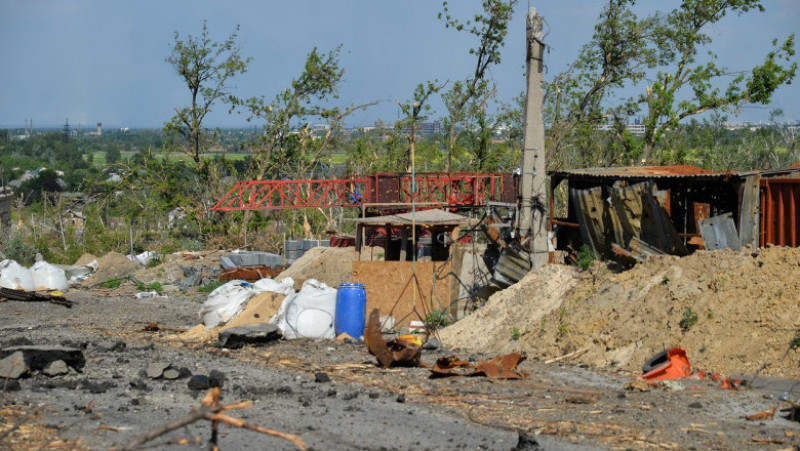 Podul care leagă Lîsîceansk de Severodonețk este aproape distrus. Foto: Profimedia