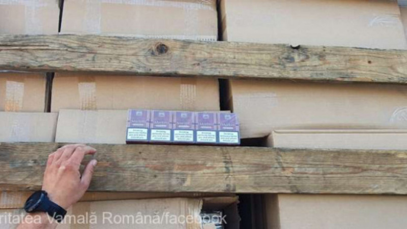 Ţigări în valoare de 252.000 euro descoperite într-un TIR încărcat cu produse metalurgice. Foto: AVR