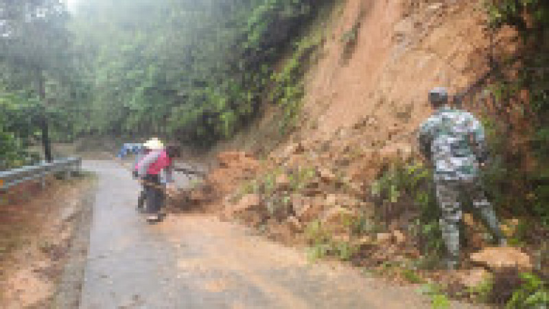 Guangdong este una din cel puțin șapte provincii afectate de ploile fără precedent în mai bine de jumătate de secol care au provocat alunecări de teren severe și au inundat drumurile. Foto: Profimedia Images | Poza 13 din 18