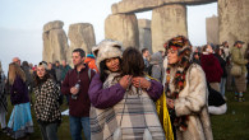 Mii de oameni s-au adunat la Stonehenge pentru a sărbători solstiţiul de vară. Foto: Profimedia | Poza 1 din 17