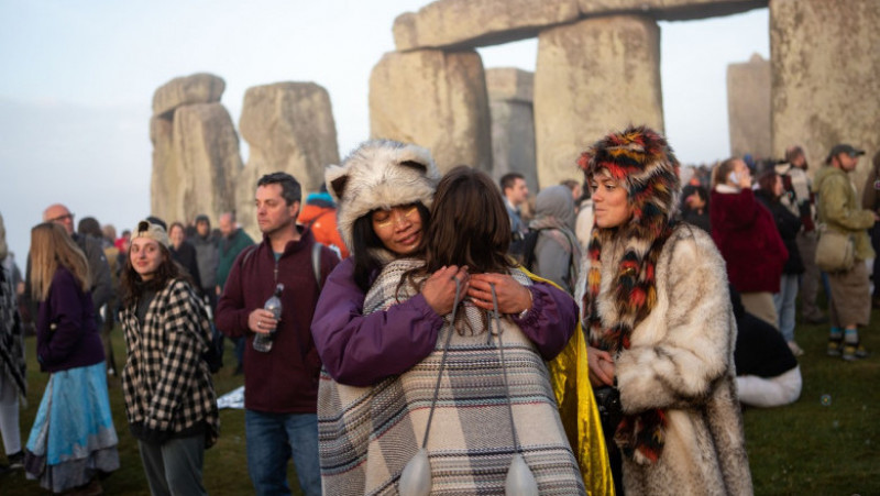 Mii de oameni s-au adunat la Stonehenge pentru a sărbători solstiţiul de vară. Foto: Profimedia