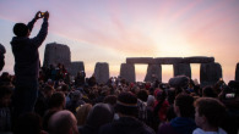 Mii de oameni s-au adunat la Stonehenge pentru a sărbători solstiţiul de vară. Foto: Profimedia | Poza 3 din 17