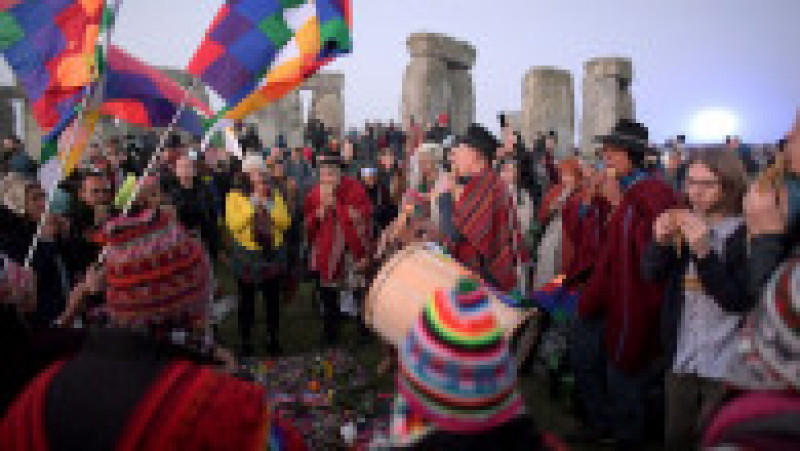 Mii de oameni s-au adunat la Stonehenge pentru a sărbători solstiţiul de vară. Foto: Profimedia | Poza 9 din 17