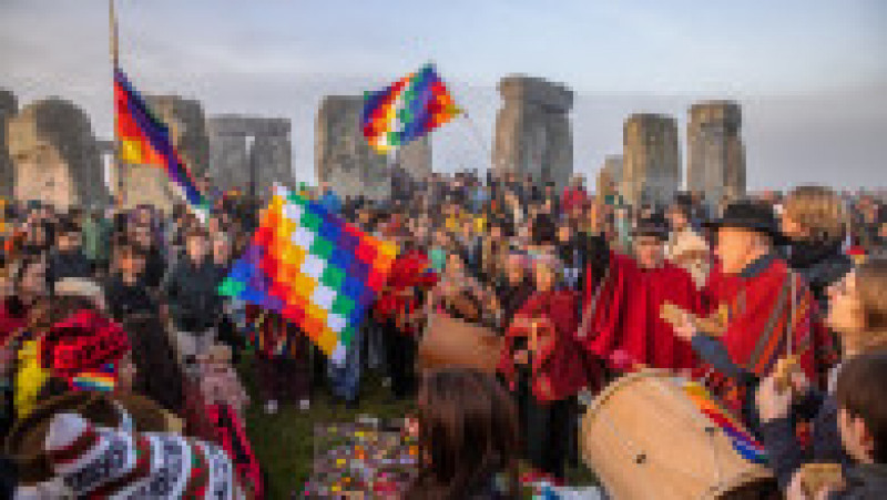 Mii de oameni s-au adunat la Stonehenge pentru a sărbători solstiţiul de vară. Foto: Profimedia | Poza 21 din 22