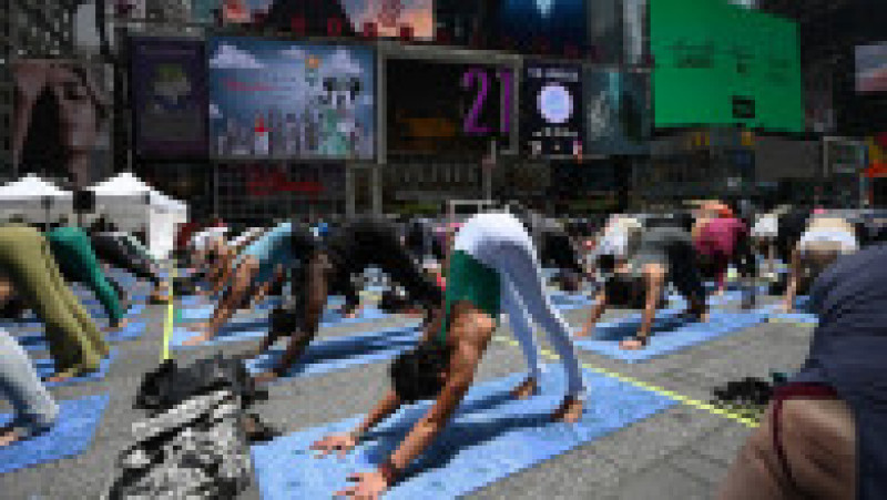 Yoga în Times Square din New York, pentru a marca solstițiul de vară. Foto: Profimedia | Poza 13 din 22
