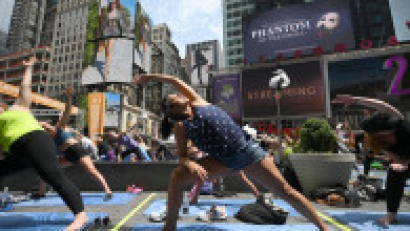 Yoga în Times Square din New York, pentru a marca solstițiul de vară. Foto: Profimedia | Poza 12 din 22