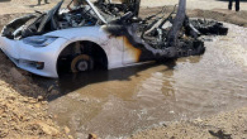 O mașină Tesla a luat foc pentru că a stat prea mult la soare. Foto: Facebook/ Sacramento Metropolitan Fire District | Poza 1 din 6