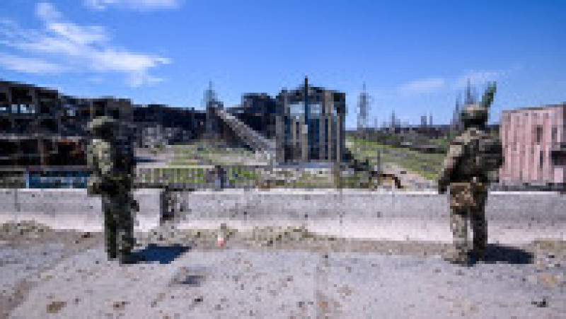 Militari ruși patrulează în interiorul fostei uzine Azovstal. Foto: Profimedia Images | Poza 5 din 7