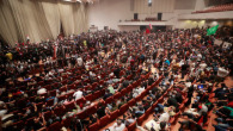 Mii de susţinători ai liderului şiit Moqtada al-Sadr au pătruns din nou sâmbătă în „zona verde” ultrasecurizată din Bagdad pentru a doua oară într-o săptămână. Foto-Profimedia | Poza 12 din 20