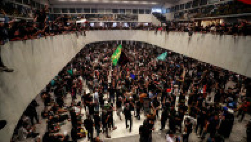 Mii de susţinători ai liderului şiit Moqtada al-Sadr au pătruns din nou sâmbătă în „zona verde” ultrasecurizată din Bagdad pentru a doua oară într-o săptămână. Foto-Profimedia | Poza 13 din 20