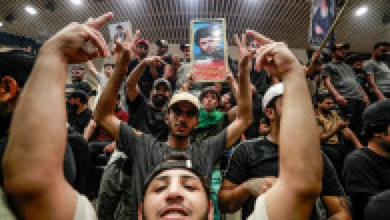 Mii de susţinători ai liderului şiit Moqtada al-Sadr au pătruns din nou sâmbătă în „zona verde” ultrasecurizată din Bagdad pentru a doua oară într-o săptămână. Foto-Profimedia | Poza 15 din 20