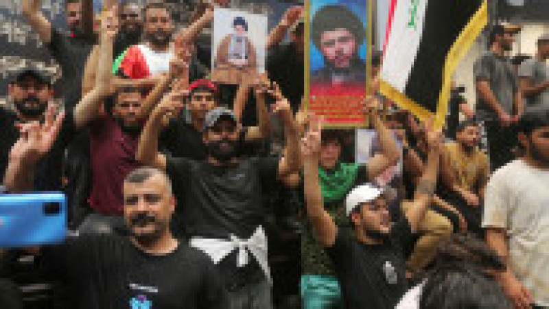 Mii de susţinători ai liderului şiit Moqtada al-Sadr au pătruns din nou sâmbătă în „zona verde” ultrasecurizată din Bagdad pentru a doua oară într-o săptămână. Foto-Profimedia | Poza 19 din 20